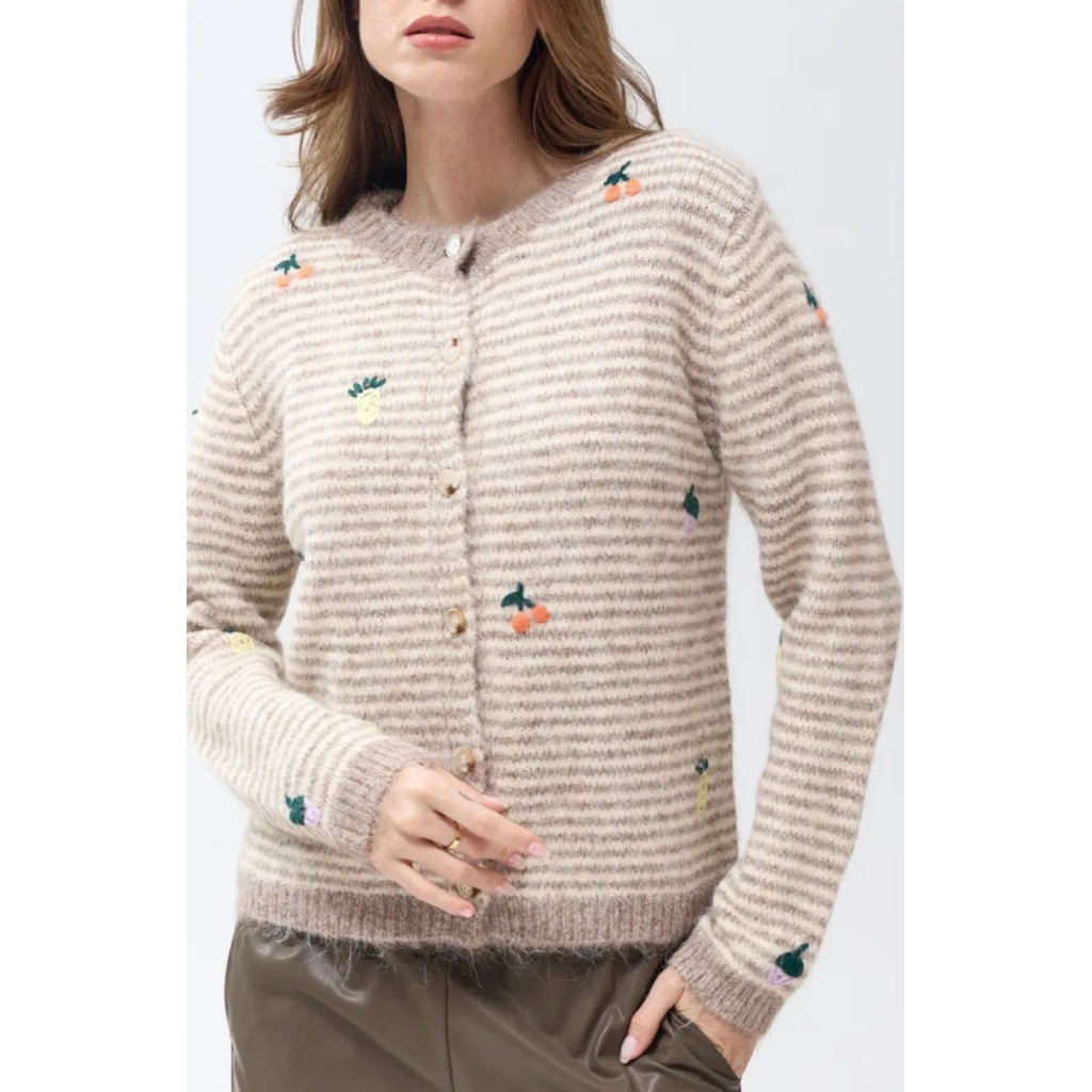 QNUZ CARDIGAN MED STRIBER OG BRODERI BEIGE