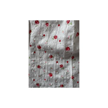 Indlæs billede til gallerivisning LECOCO BLOUSE SVALA WHITE MED SMÅ RØDE BLOMSTER 35110
