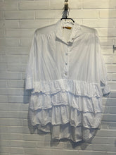Indlæs billede til gallerivisning BOHO LOVE LONG SHIRT MED FLÆSER FORNEDEN
