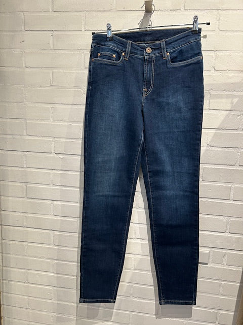 JQ JEANS 1399 MELLEM BLÅ MED LIDT SLITTAGE